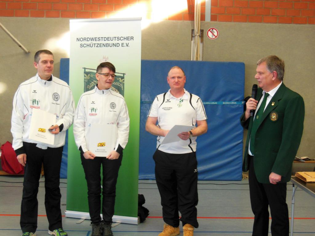 v.l.n.r. Georg Framme u Petra Framme Goldene Verdiesntnadel DSB Jens Stöcker Ehrenkreuz Silber NWDSB
