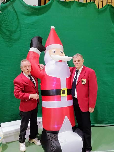Kampfrichter nach Feierabend Volker Dahm Santa Claus Axel Heemann v.l.n