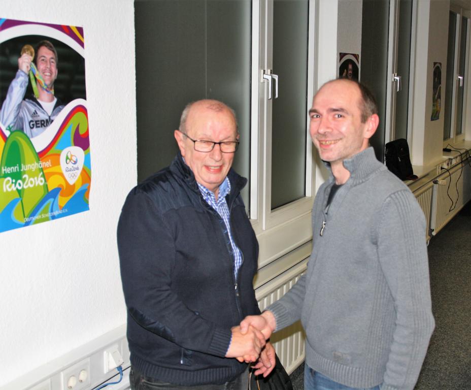 Präsident Jonny Otten gratuliert dem gewählten Referenten für Behindertensport Stefan Reichelt